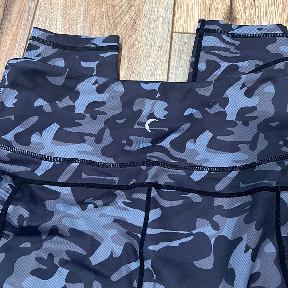 ZYIA size 6-8 camo yoga pants